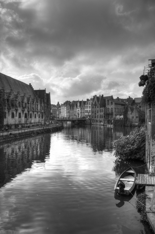 Canal - Gand (Gent), Belgium - November 1, 2010